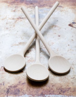 Çelik tabakta tahta kaşıklar