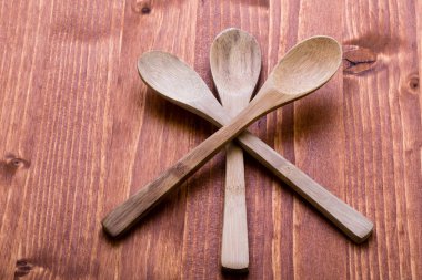 Tahta masadaki tahta kaşıklar.