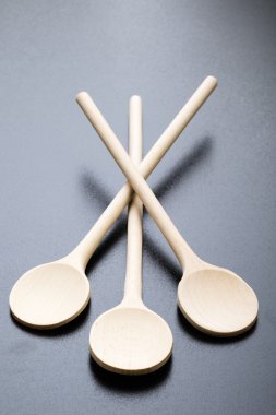 Tahta kaşıklar siyah masada.