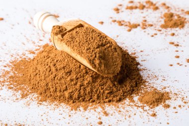 Beyaz masa üzerinde toz tarçın