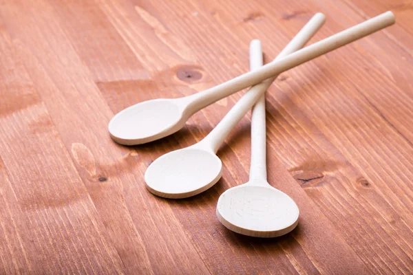 Cuillères en bois sur table en bois — Photo