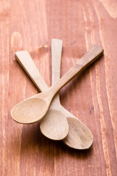 Cuillères en bois sur table en bois — Photo