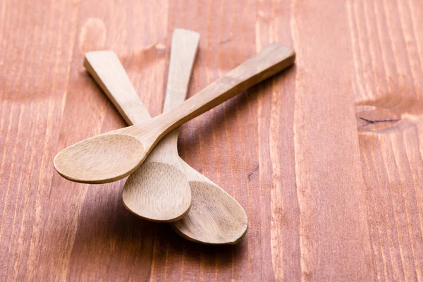 Cuillères en bois sur table en bois — Photo