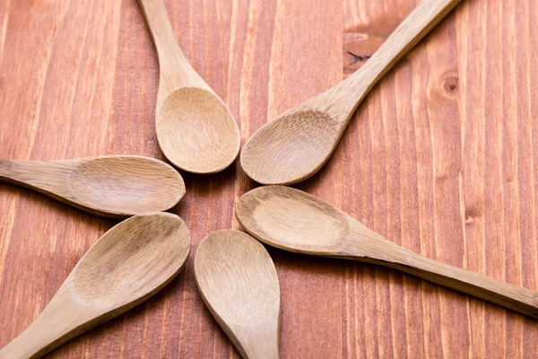 Cuillères en bois sur table en bois — Photo