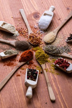 farklı renk baharat ahşap tablo