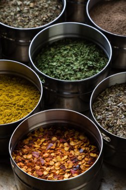 Çelik kase içinde baharatlar