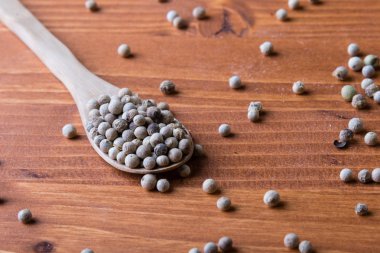 beyaz biber tohumları üzerinde ahşap masa