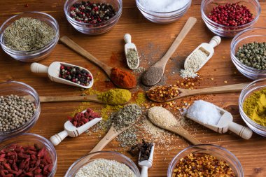 farklı renk baharat ahşap tablo