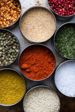 Çelik kase içinde baharatlar