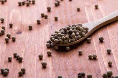 beyaz biber tohumları üzerinde ahşap masa