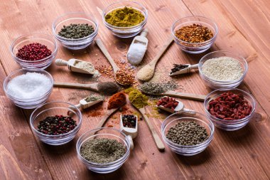 farklı renk baharat ahşap tablo