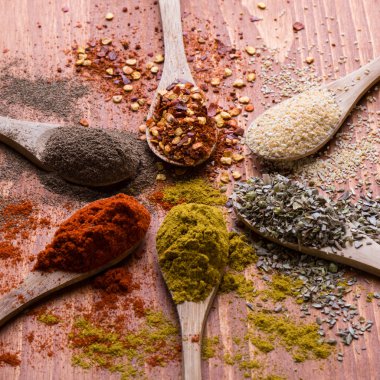 farklı renk baharat ahşap tablo