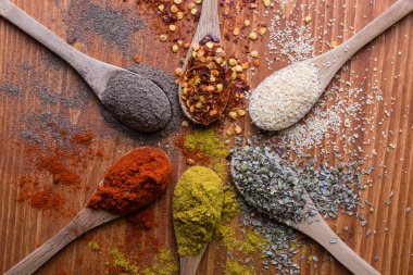 farklı renk baharat ahşap tablo