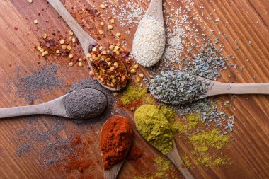 farklı renk baharat ahşap tablo