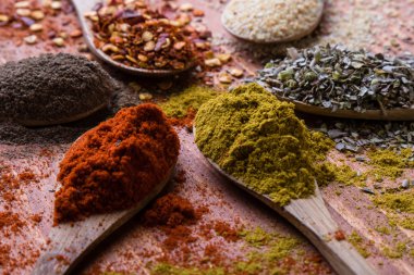 farklı renk baharat ahşap tablo