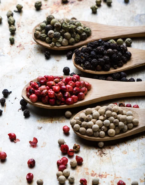 Colore semi di granturco su cucchiai di legno — Foto Stock