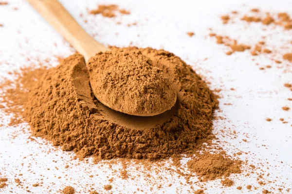 Beyaz masa üzerinde toz tarçın