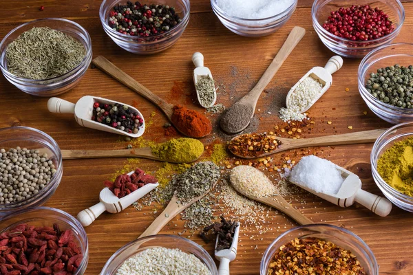 farklı renk baharat ahşap tablo