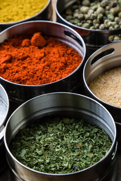 Çelik kase yeşil maydanoz