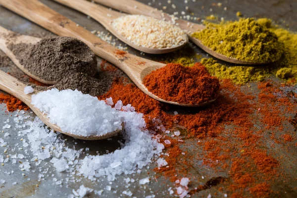 tahta kaşıklar içinde baharatlar