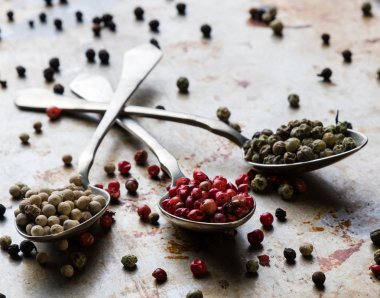 Vintage kaşıklarda biber tohumları