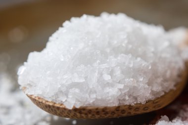  Tahta kaşıkta deniz tuzu