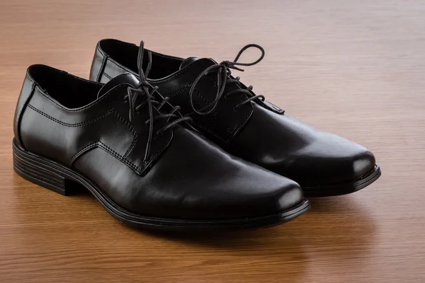 Svarta skor på golvet — Stockfoto