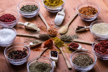 farklı renk baharat ahşap tablo