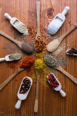 farklı renk baharat ahşap tablo