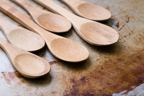 Cucchiai di legno su piatto d'acciaio — Foto Stock