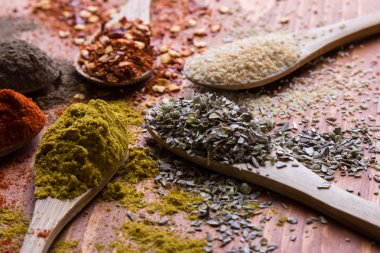 farklı renk baharat ahşap tablo