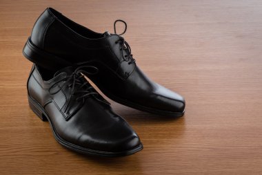 Siyah ayakkabılar yere.