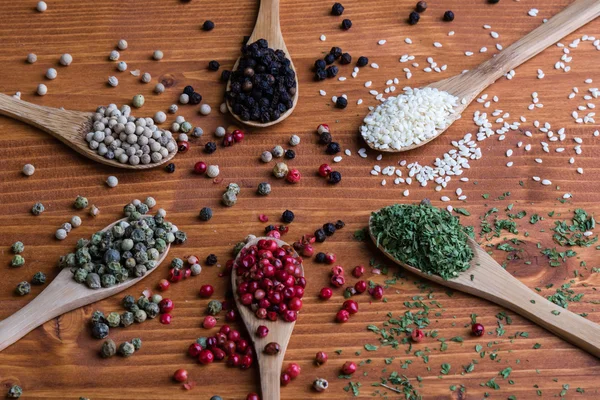 Bunte Gewürze in Holzlöffeln — Stockfoto