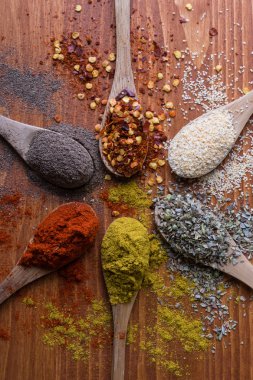 farklı renk baharat ahşap tablo