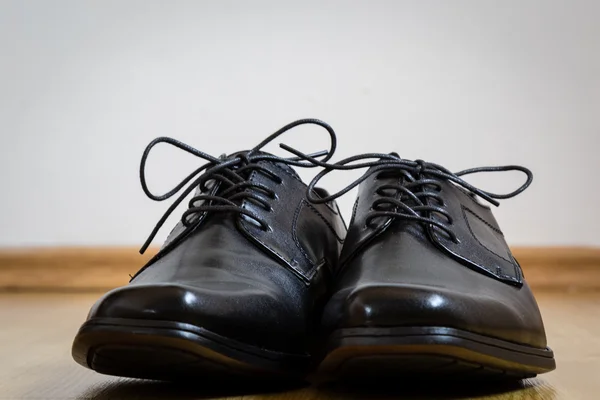 Svarta skor på golvet — Stockfoto