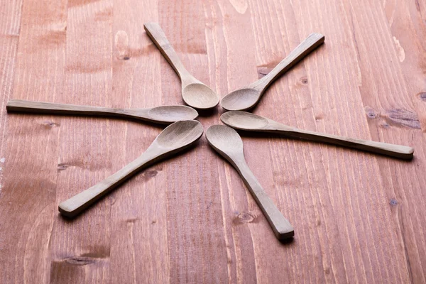 Cuillères en bois sur table en bois — Photo