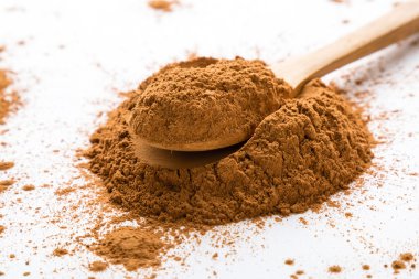 Beyaz masa üzerinde toz tarçın