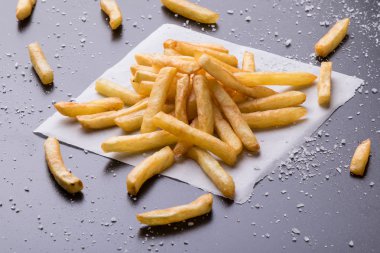 deniz tuzu ile siyah bir tabloda kızartması