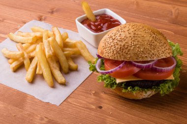 ev yapımı hamburger patates ahşap tablo
