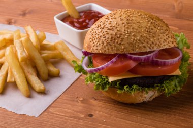 ev yapımı hamburger patates ahşap tablo