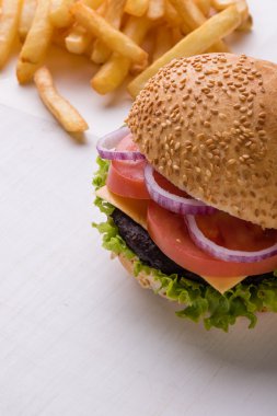 Hamburger patates kızartması ile beyaz tabloda