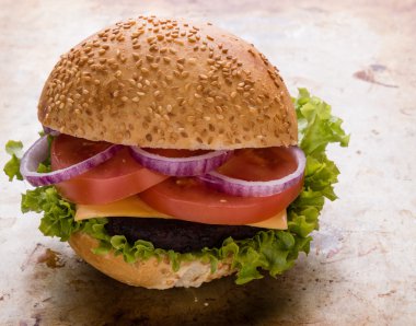 Hamburger çelik plaka üzerinde