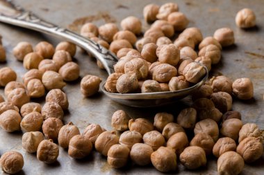 Nohut çelik plaka üzerinde