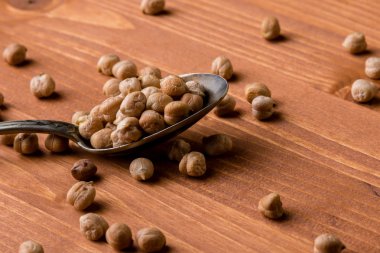 Nohut kaşık ile masada