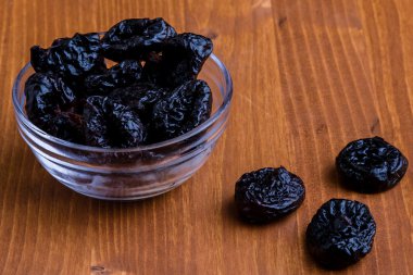 ahşap masa üzerinde kuru erik