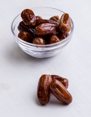 Beyaz masa üzerinde kurutulmuş tarihleri