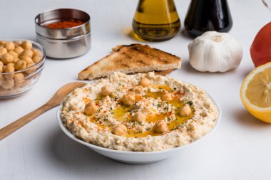 Humus beyaz masada