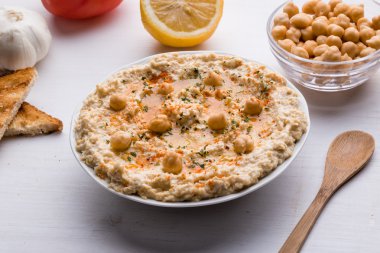 Humus beyaz masada