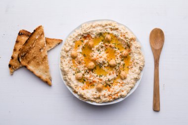 Humus beyaz masada