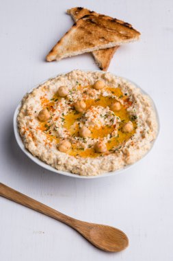 Humus beyaz masada